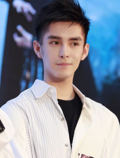 邹杨合作主演青春校园喜剧《老师晚上好》,在剧中饰演女主角林夏的男