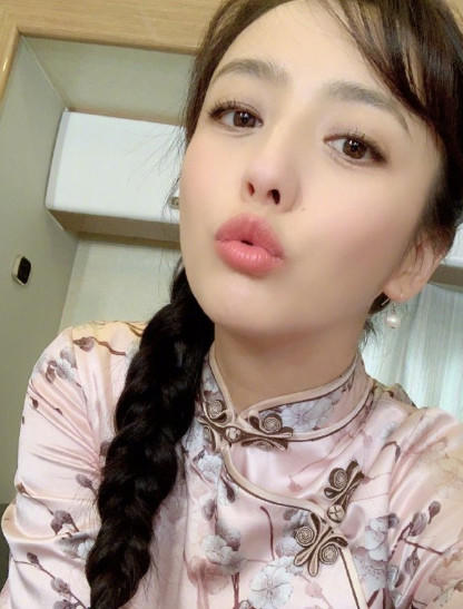 佟丽娅晒自拍开工照,扎着辫子嘟着嘴,第一眼还以为是农村姑娘