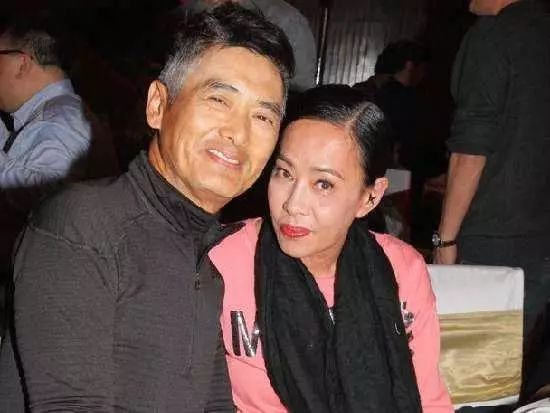 浪漫不分年龄,娱乐圈这4对秀恩爱的老夫老妻才叫人羡慕!