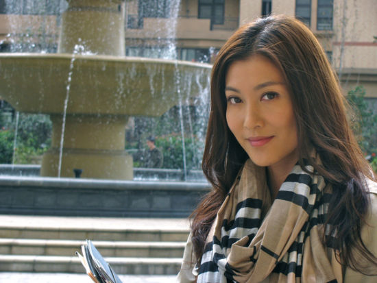 李彩桦1983年在香港出生,是知名演员,也是歌手.