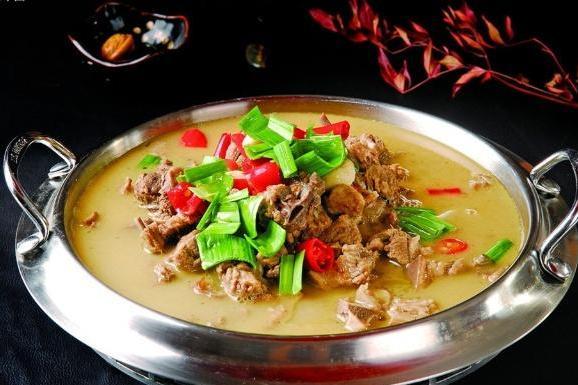 黑山羊火锅是云南丽江的一个特色美食菜,味道诱人