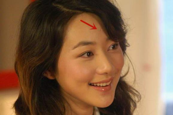 韩雪穿白礼服喝香槟气质高贵网友额头上的坑印亮了