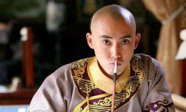 他是清朝第一位铁帽子王,为辅佐顺治登基,杀死自己的儿子与孙子