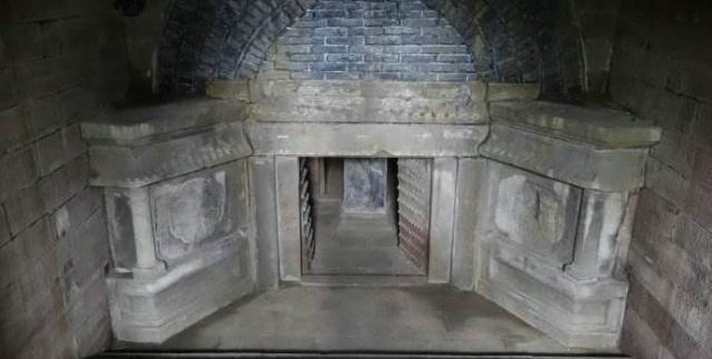 考古队挖到寺庙佛塔地宫出土一具肉身佛大批日本人赶来跪拜