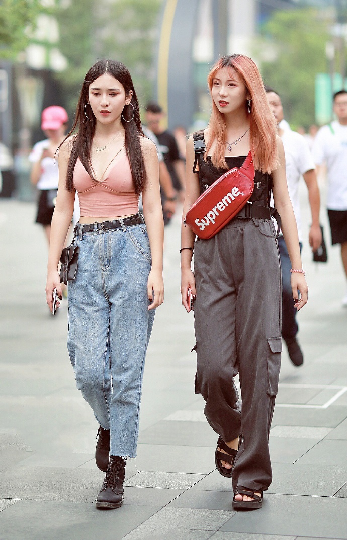 8组闺蜜街拍,谁最时尚养眼?网友:图7不接受反驳!