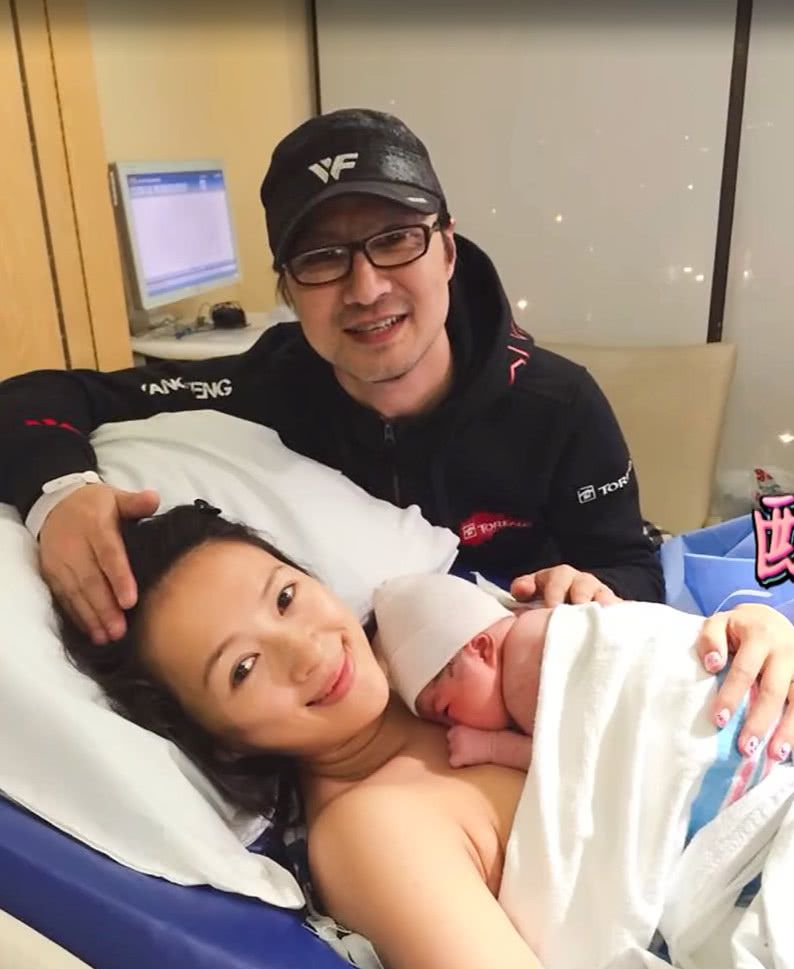 40岁章子怡首次晒生产照看到趴在胸口上的女儿简直太温馨了
