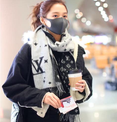 关晓彤否认和鹿晗结婚后首现身,万元围巾抢镜,普通人真买不起啊