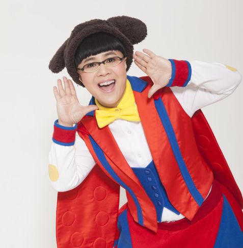 "金龟子"刘纯燕19岁女儿近照,今与男友拥抱美得无法呼吸