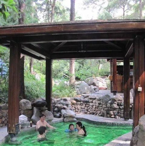 室外温泉就像世外桃源一样