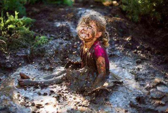 这些"玩具"很脏,但它们可以提高孩子的免疫力,你让孩子玩了吗