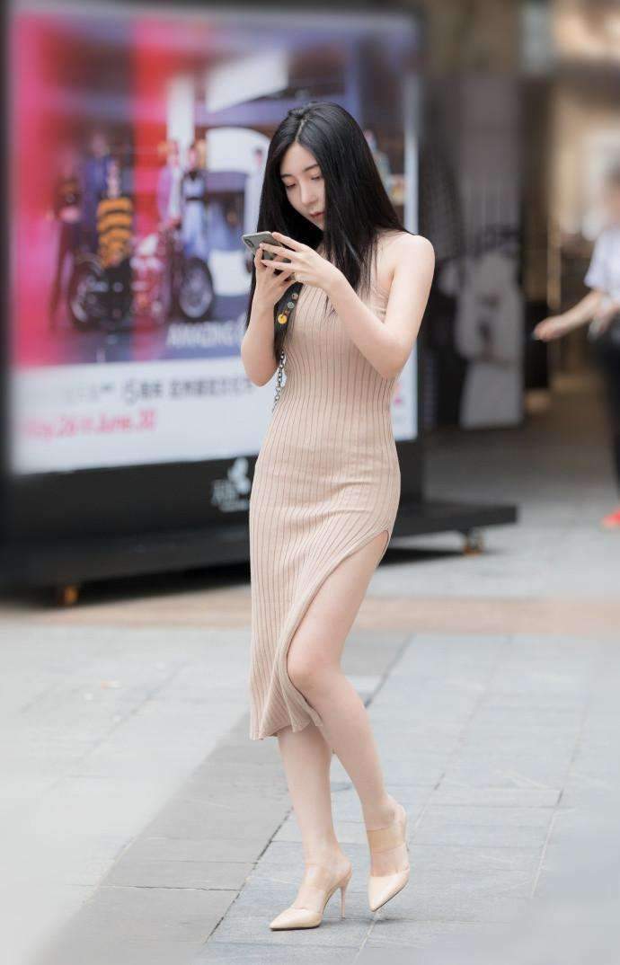 街拍:黑色抹胸连衣裙的小姐姐,细长美腿搭配黑色小高跟韵味十足