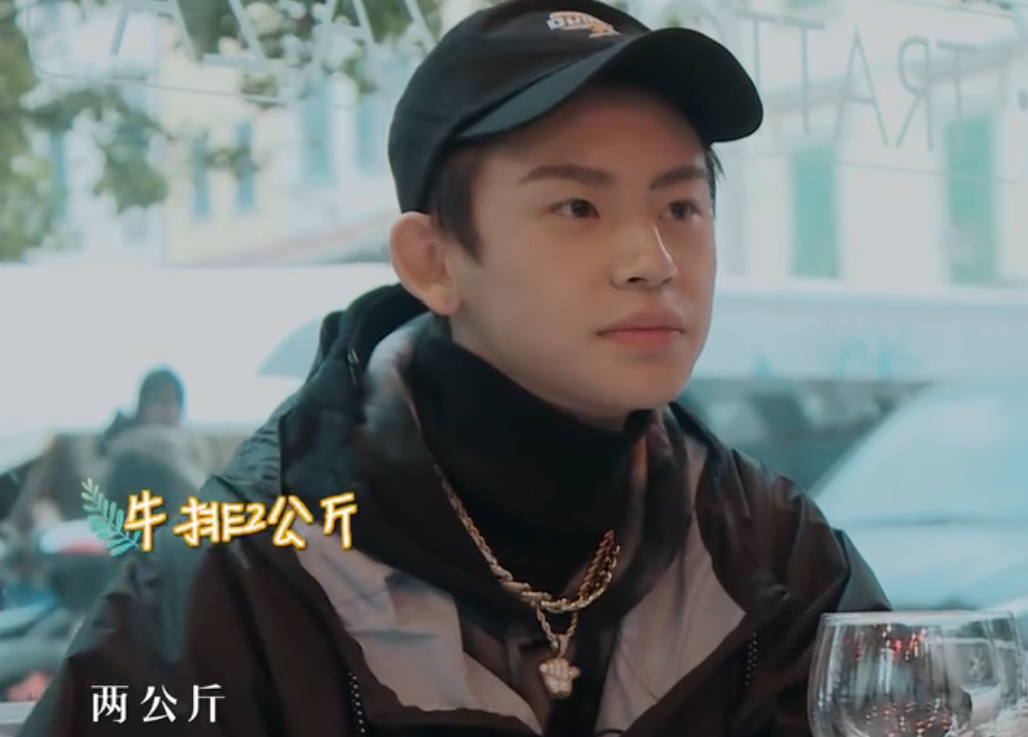 小鬼林彦俊向2公斤牛排投降打包带走获赞是成熟的偶像了