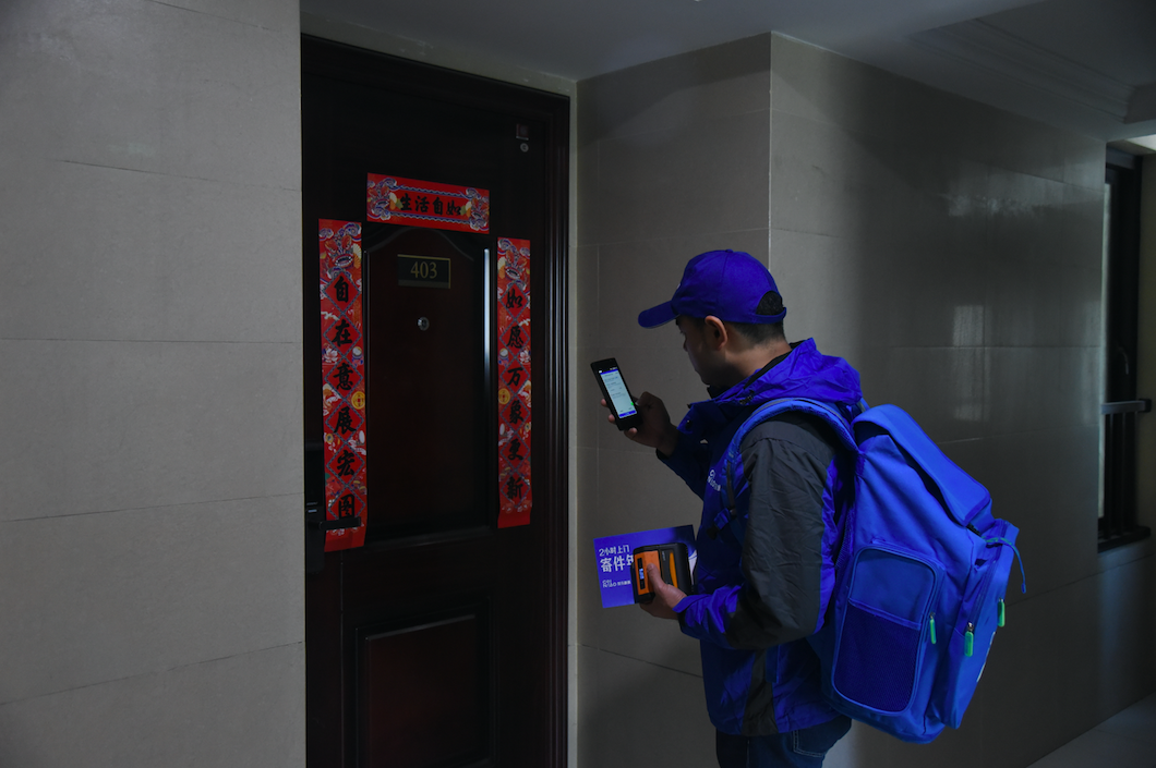 图说:4月1日,菜鸟裹裹总经理李江华变身裹裹快递员上门取件依托包裹侠