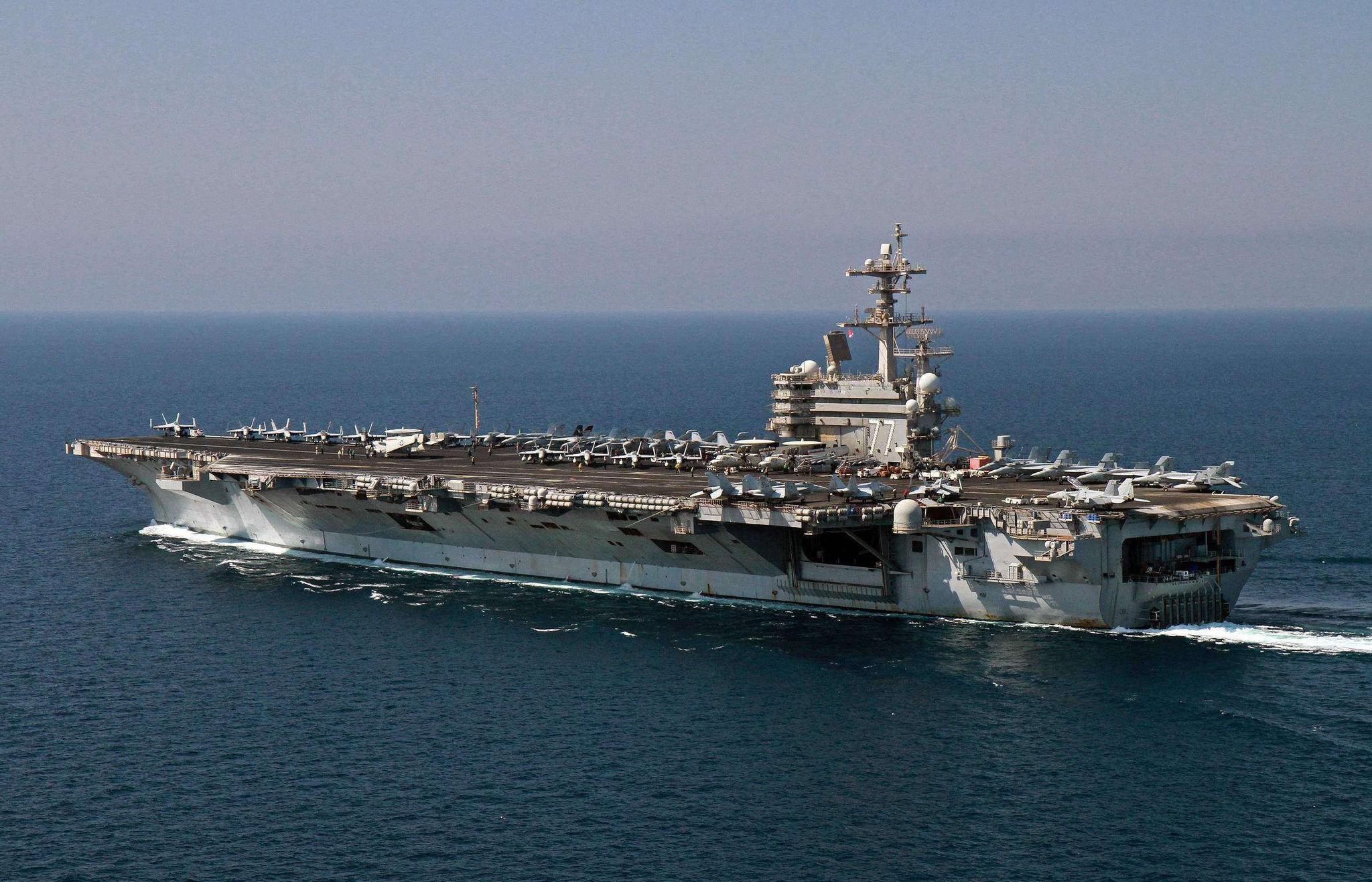 美国航母飙高速到38节,中国辽宁舰轻松