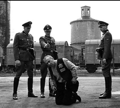 德国商人奥斯卡·辛德勒来到德军统治下的克拉科夫,开设了一间搪瓷厂