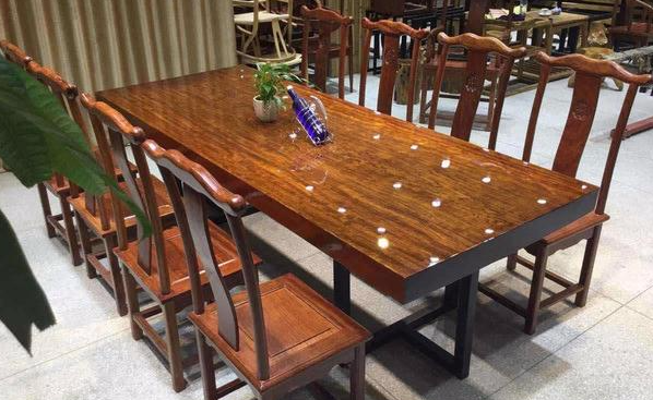 如何挑选一套好的实木大板餐桌?