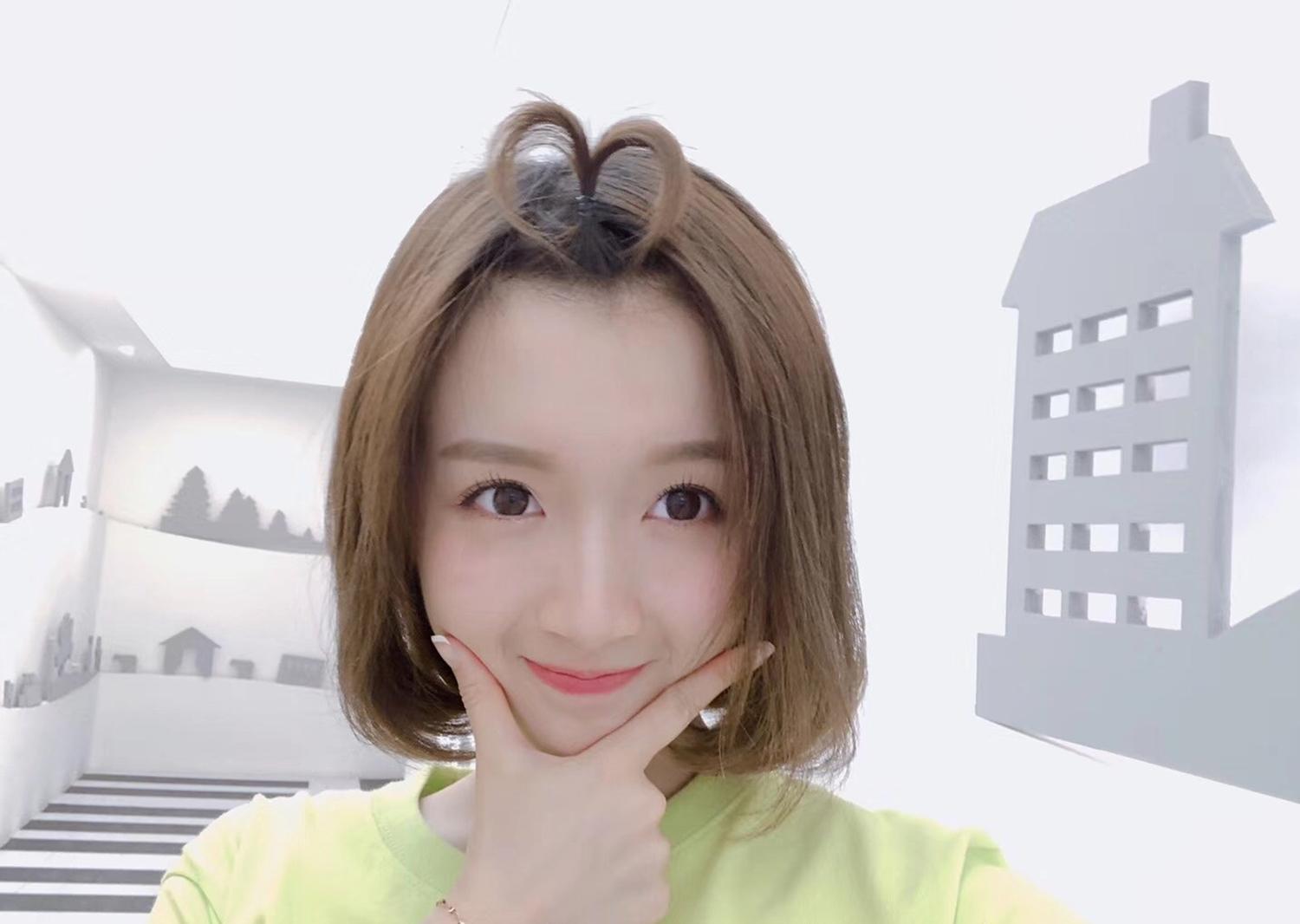 何炅隔着李浩菲握住吴昕的手,表明这才是家人,吴昕不再是多余了