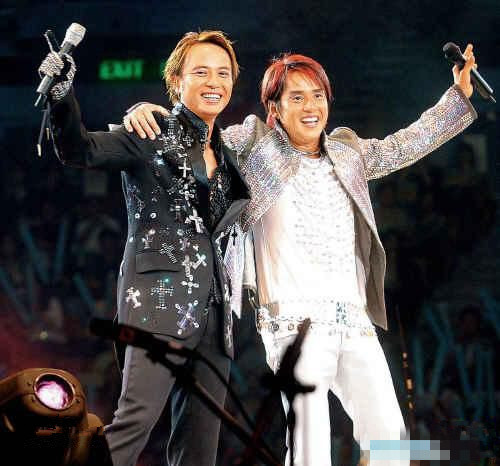 李克勤和谭咏麟合体,两人年过半百但精力十足,左麟右李重出江湖