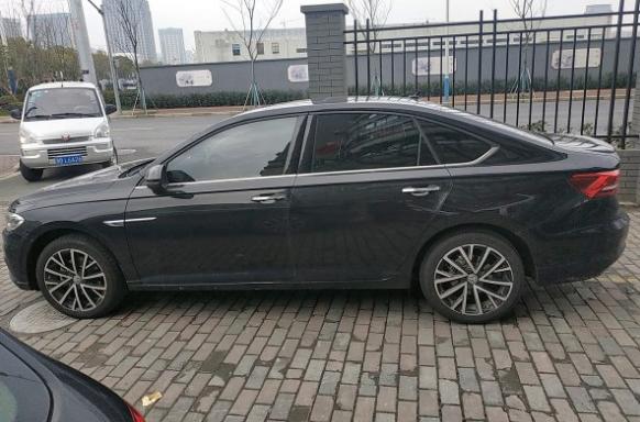 身边就有一位车友买了顶配大众朗逸plus,就是这辆黑色的朗逸,据悉这是