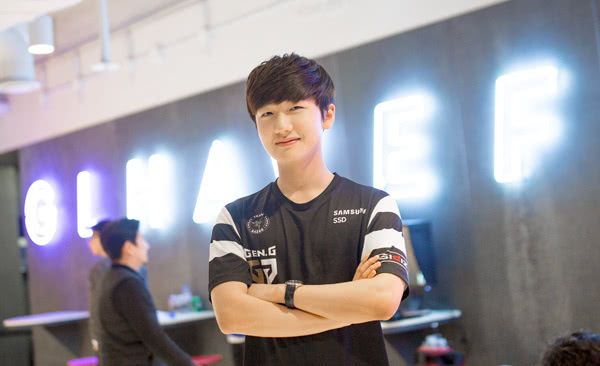 小花生成名于rox战队,当年一手盲僧冠绝群雄跟队伍一起拿到lck冠军