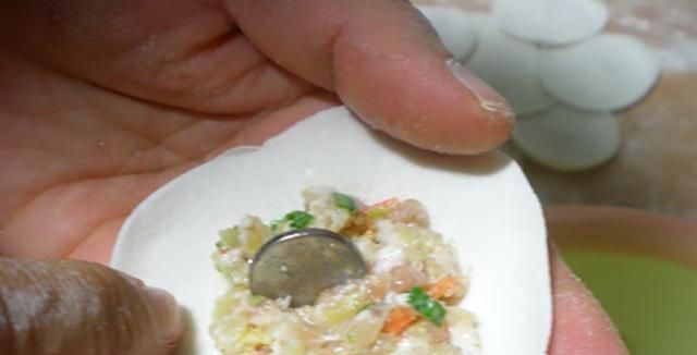 在北方农村,年三十包饺子时会包上一两个硬币,有什么寓意吗?