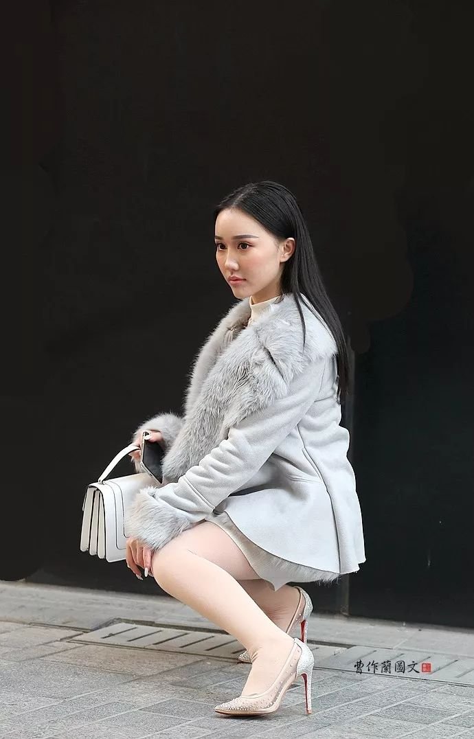 街拍一个穿肉色丝袜细高跟鞋的南方小美女