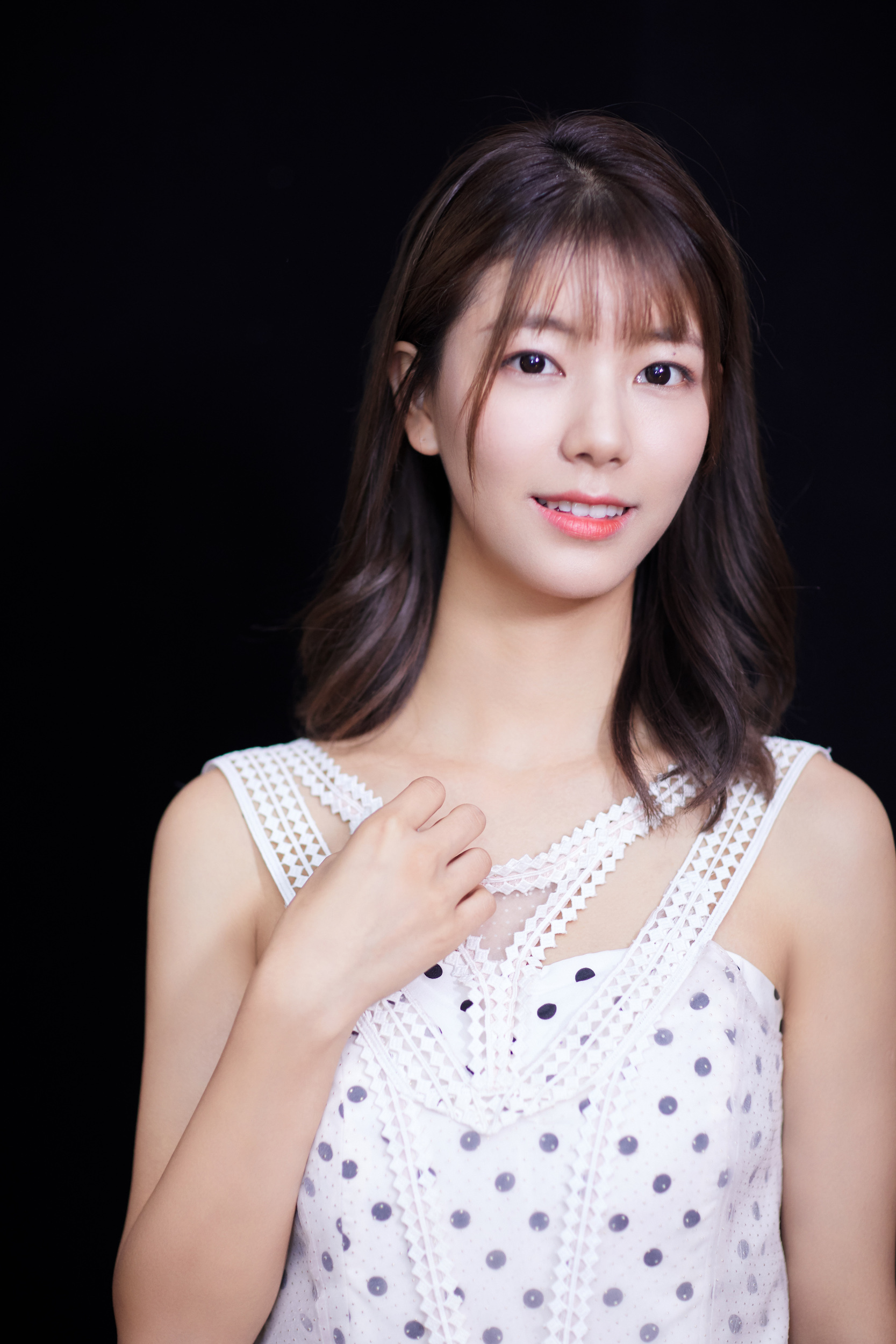 辛瑞琪受邀亮相上海时装周黑白波点演绎少女浪漫