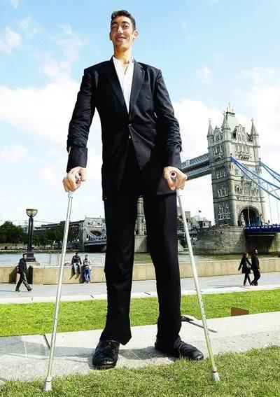 比姚明还高21厘米的第一巨人,1米7妻子:平时看不着他的脸