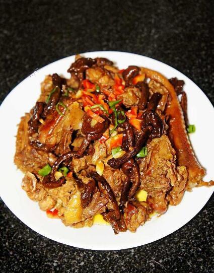 榛蘑2两,葱姜八角,干红辣椒,料酒生抽,冰糖盐,鸡精做法榛蘑提前用清水