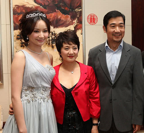 62岁邓婕近照,决定让她痛苦一生,女儿漂亮越来越像张国立