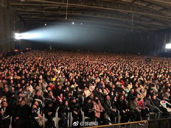 郭德纲晒西安相声演出现场观众照网友像在兵马俑博物馆一样