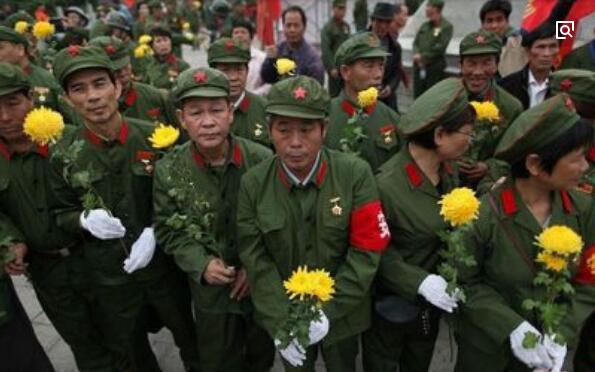 對越反擊戰烈士陵園:圖二戴著軍功章來為戰友掃墓,圖五陣亡名單