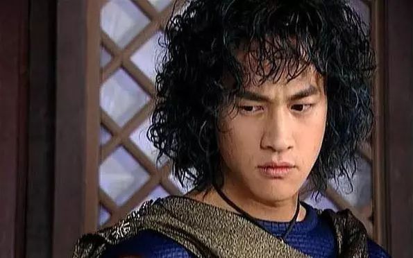 男星古装剧里挑战卷发,焦恩俊高贵似王子,何润东成经典!