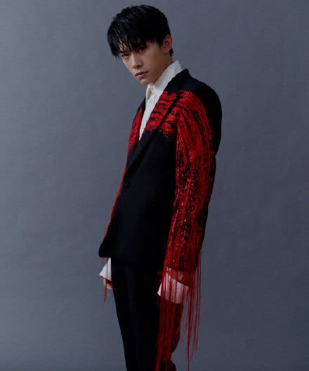 易烊千玺大佬眼神杀,千纸鹤舔屏流鼻血