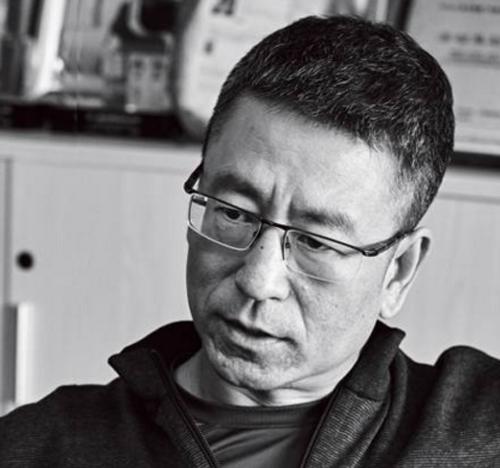 白岩松近照已是满头花白头发,脸上的皮都已有下坠的趋势!