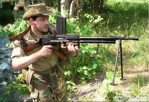 图中两挺即为上了弹板的m1922使用m1922对空射击的国军特别声明:以上
