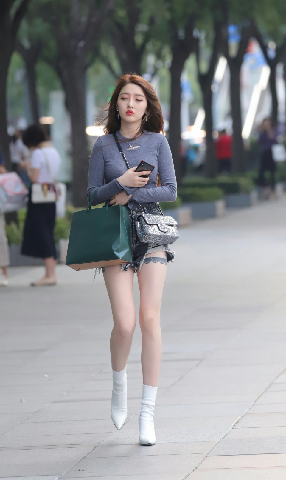 街拍小姐姐的身材气质颜值都不低她能入你的法眼吗