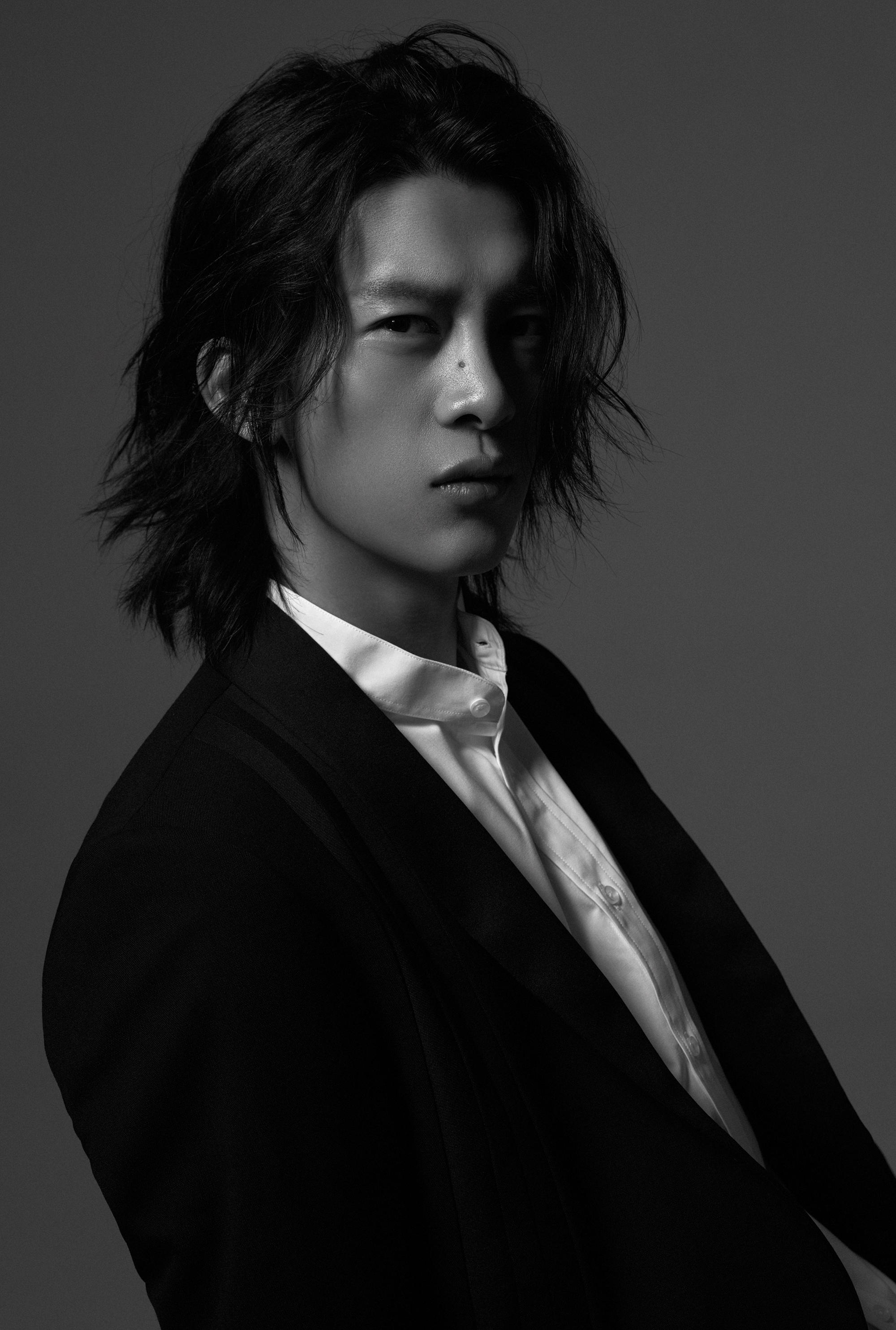 李九霄《独家记忆》热播 黑白写真定制"原味"日系型男