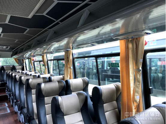 内饰整体该车三级踏步,采用空气悬架,全气囊配置,车辆平顺性和舒适性