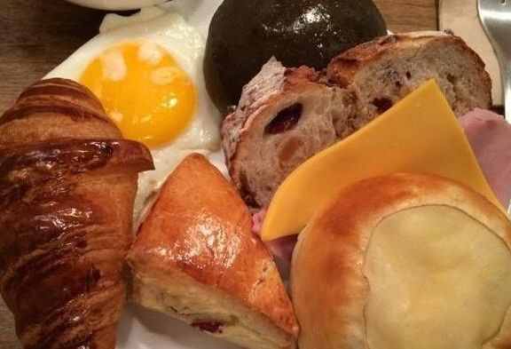 第一次吃西餐,服务员端来一盘面包,我花了3分钟吃完却被笑话了