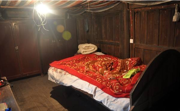 父母早亡,兄妹没钱买被套,邻居低头瞥见门缝,瘫在地上