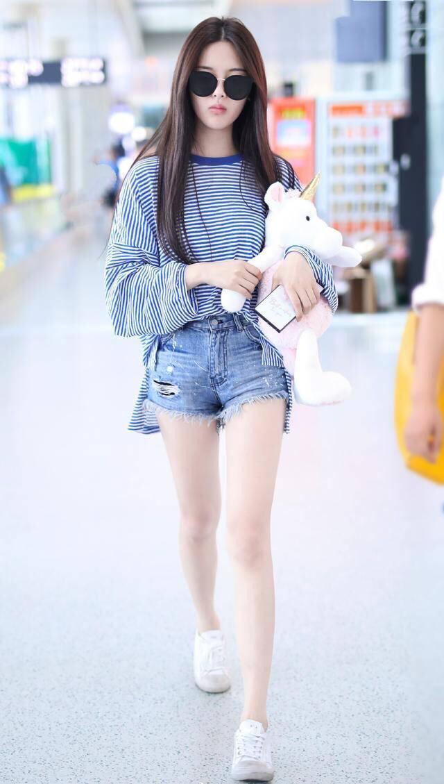 杨超越厉害了,为了秀美腿,穿一条又短又破的超短裤现身!