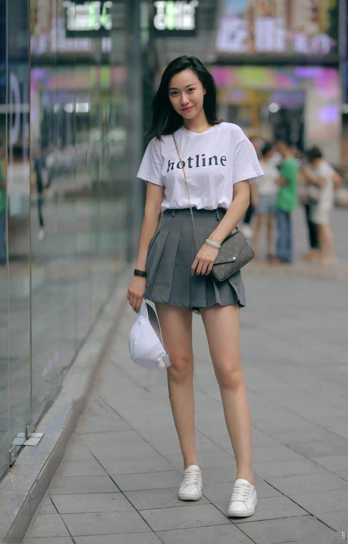 街拍: 性感迷人的短裙小姐姐, 即使正值盛夏也能感到一丝清凉