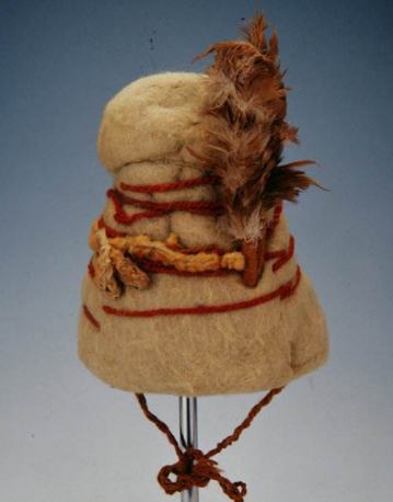 小河墓地出土一顶两千年前毡帽,帽子上有两样东西,功用"神奇"