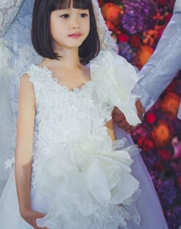 钟丽缇女儿小考拉长大了,长相复制妈妈美貌,一家子都是高颜值