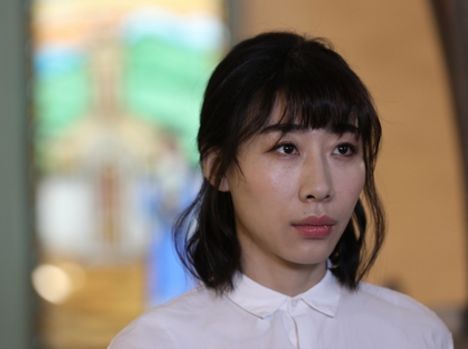 因一首歌爆红,却说自己是演员不是歌手,长相被吐槽,直言不整容