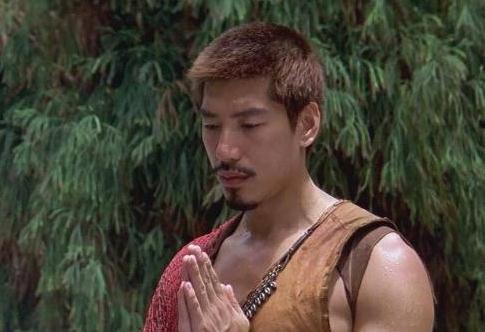 55岁的他曾是香港电影里的"狠角色"因拍戏受伤,无奈淡出银屏