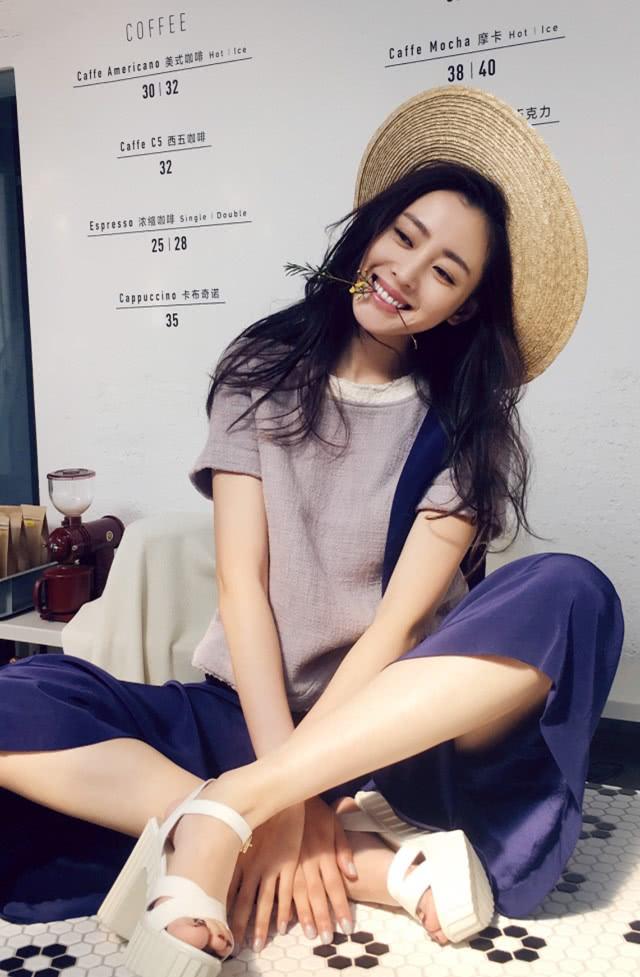 张天爱坐姿绝了,还好有"十字交叉手"防走光,网友:情商真高!