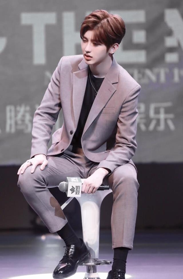 蔡徐坤真厉害,一身"奶糖衣"化身白马王子,引起极度舒适感!