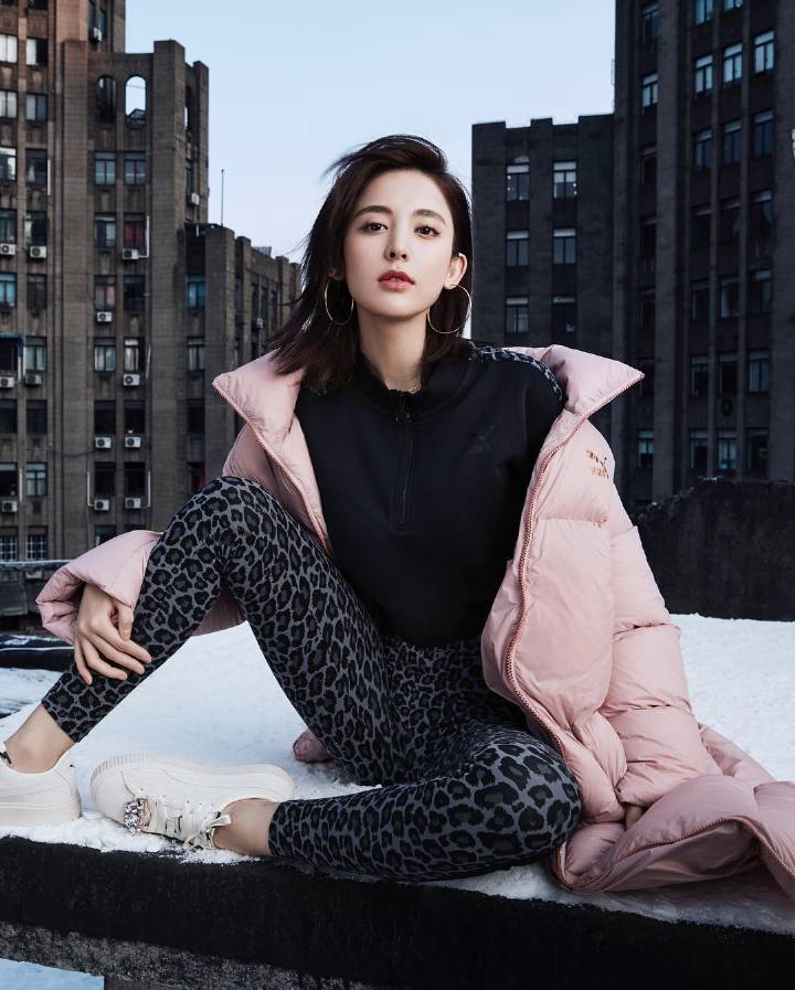 古力娜扎晒游玩美照,身穿条纹套装裙青春甜美,编发造型更减龄